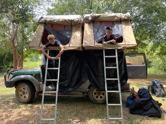 Landcruiser with Double rooftop tent