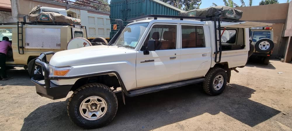 Landcruiser double Cabine with rooftop Tent